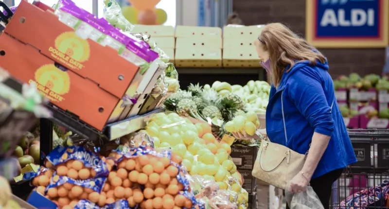 A vásárlók szeme láttára esett össze és halt meg egy nő egy Aldiban Angliában