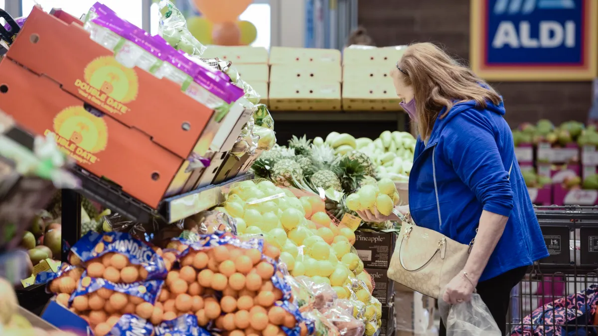 A vásárlók szeme láttára esett össze és halt meg egy nő egy Aldiban Angliában A vásárlók szeme láttára esett össze és halt meg egy nő egy Aldiban Angliában