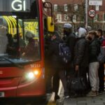 £1700-ra (670 000 Ft-ra) büntették, mert nem vette fel a maszkot a buszon