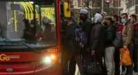 £1700-ra (670 000 Ft-ra) büntették, mert nem vette fel a maszkot a buszon