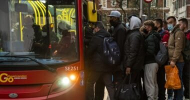 £1700-ra (670 000 Ft-ra) büntették, mert nem vette fel a maszkot a buszon