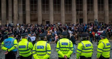 Több, mint 30 embert tartóztattak le a rendőrök a lockdown ellen szervezett tüntetéseken Angliában