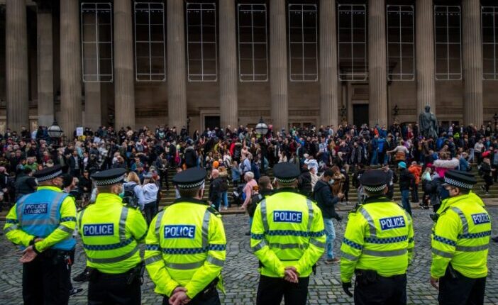 Több, mint 30 embert tartóztattak le a rendőrök a lockdown ellen szervezett tüntetéseken Angliában 33
