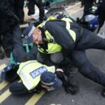 A rendőrökre is rátámadtak a lockdown ellen tüntetők Londonban