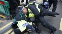 A rendőrökre is rátámadtak a lockdown ellen tüntetők Londonban