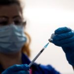 Az új koronavírus oltás már 2 NHS dolgozónál is heves allergiás reakciót váltott ki