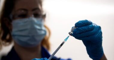 Az új koronavírus oltás már 2 NHS dolgozónál is heves allergiás reakciót váltott ki
