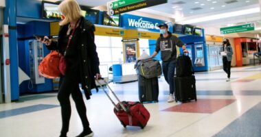 Az Angliába és Skóciába utazókat jövő héttől 500 fontra büntetik, ha nincs negatív Covid tesztjük