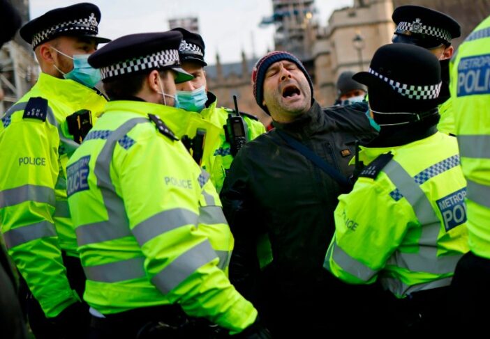 A rendőrség elkezdte letartóztatni a tüntetőket és a lockdown szabályait megsértőket Angliában 5