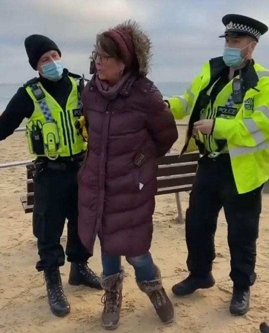 Letartóztattak egy Covid tagadó nőt Angliában, mert "nem volt hajlandó felkelni a padról" 4