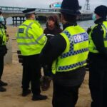 Letartóztattak egy Covid tagadó nőt Angliában, mert „nem volt hajlandó felkelni a padról”