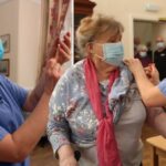 „Több tucat” idősek otthonában élő ember halt meg koronavírusban, hiába kapták meg az első oltást