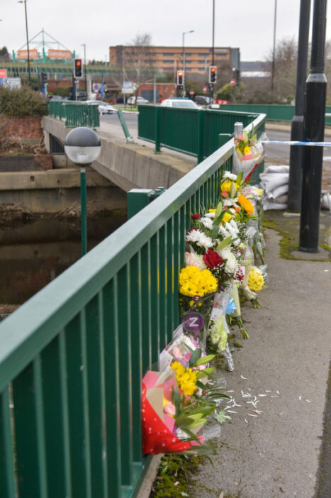 Hídról zuhant a folyóba autóval két fiatal Angliában, Sheffieldben 5