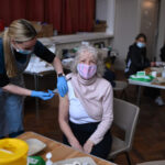 Az összes felnőtt 2 hónappal a tervezettnél korábban megkaphatja az oltást Nagy-Britanniában