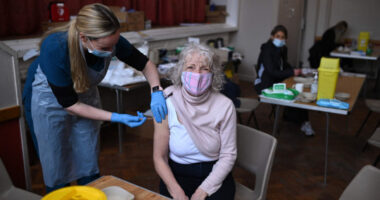 Az összes felnőtt 2 hónappal a tervezettnél korábban megkaphatja az oltást Nagy-Britanniában