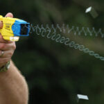 10 éves kislányt kellett sokkolóval „leterítenie” a rendőröknek Angliában, mert egy kalapáccsal fenyegetőzött