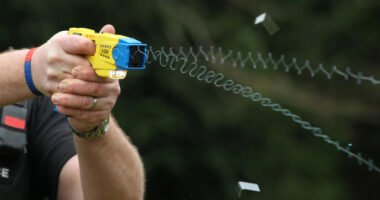 10 éves kislányt kellett sokkolóval „leterítenie” a rendőröknek Angliában, mert egy kalapáccsal fenyegetőzött