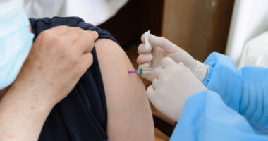 Hét ember meghalt vérrögök miatt az AstraZeneca oltás beadása után Nagy-Britanniában