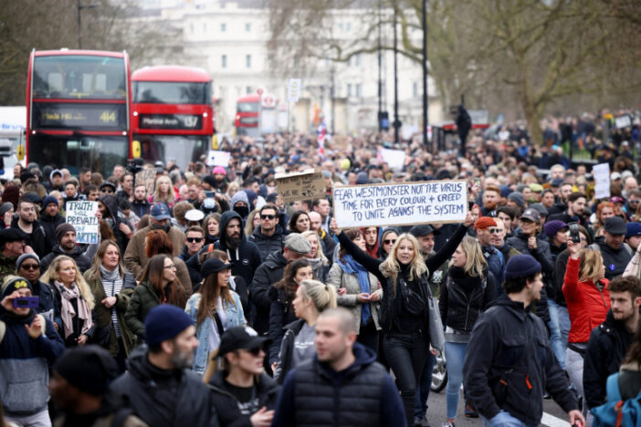 Eldurvult a lockdown ellenes tüntetés Londonban: összecsaptak a rendőrök a tüntetőkkel 6