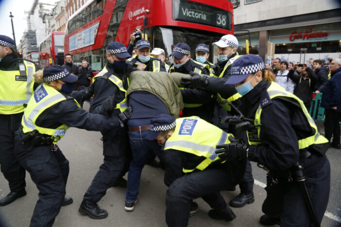 Eldurvult a lockdown ellenes tüntetés Londonban: összecsaptak a rendőrök a tüntetőkkel 7