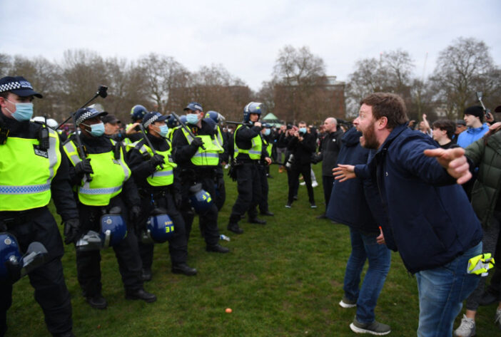Eldurvult a lockdown ellenes tüntetés Londonban: összecsaptak a rendőrök a tüntetőkkel 8