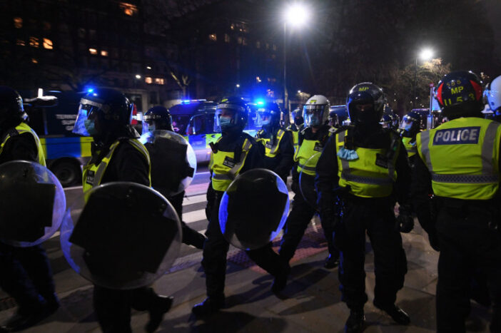 Eldurvult a lockdown ellenes tüntetés Londonban: összecsaptak a rendőrök a tüntetőkkel 11