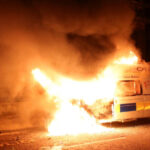 Rendőrautót gyújtottak fel és a rendőrség épületét is megtámadták a tüntetők Angliában: a bristoli tüntetés képekben