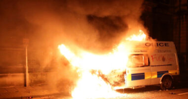 Rendőrautót gyújtottak fel és a rendőrség épületét is megtámadták a tüntetők Angliában: a bristoli tüntetés képekben