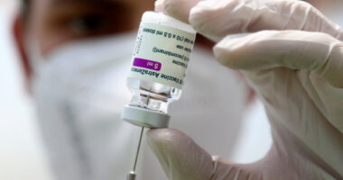 AstraZeneca oltás: van összefüggés a vérrögképződéses halálesetekkel, leállítják a gyerekeken való tesztelést