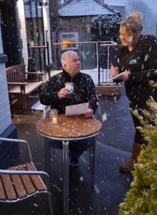 Hosszú idő után újra tömve a pubok Angliában: az újranyitás első napja képekben