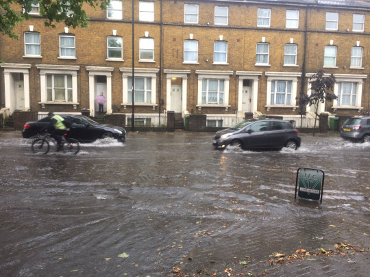 Hatalmas eső és több helyen árvizek London és Dél-Anglia egyes részein 6