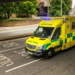 Meghalt egy idős nő Nagy-Britanniában, mert 14 órán át nem jött ki hozzá a mentő
