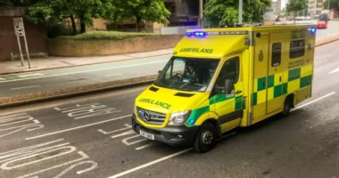 Meghalt egy idős nő Nagy-Britanniában, mert 14 órán át nem jött ki hozzá a mentő