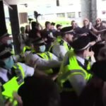 Kezd elszabadulni a pokol Londonban: az oltásellenes tüntetők megrohamozták a BBC egyik épületét