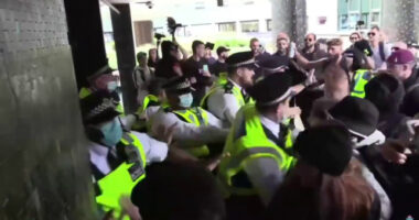 Kezd elszabadulni a pokol Londonban: az oltásellenes tüntetők megrohamozták a BBC egyik épületét