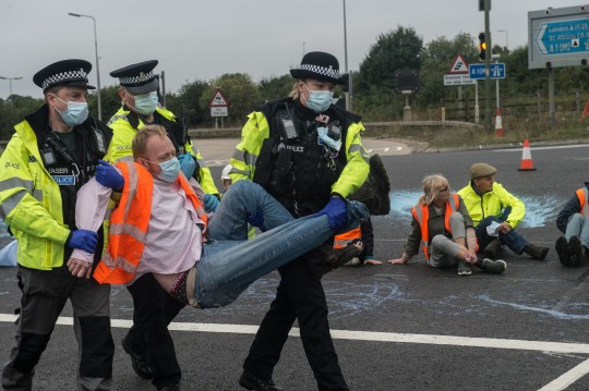 Úgy kellett leráncigálni a tüntetőket a rendőröknek az autópályáról Angliában 2