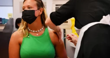 Ettől a héttől jön a 4. Covid oltás Nagy-Britanniában: már durván 5 millió ember van a listán