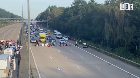 Úgy kellett leráncigálni a tüntetőket a rendőröknek az autópályáról Angliában 1