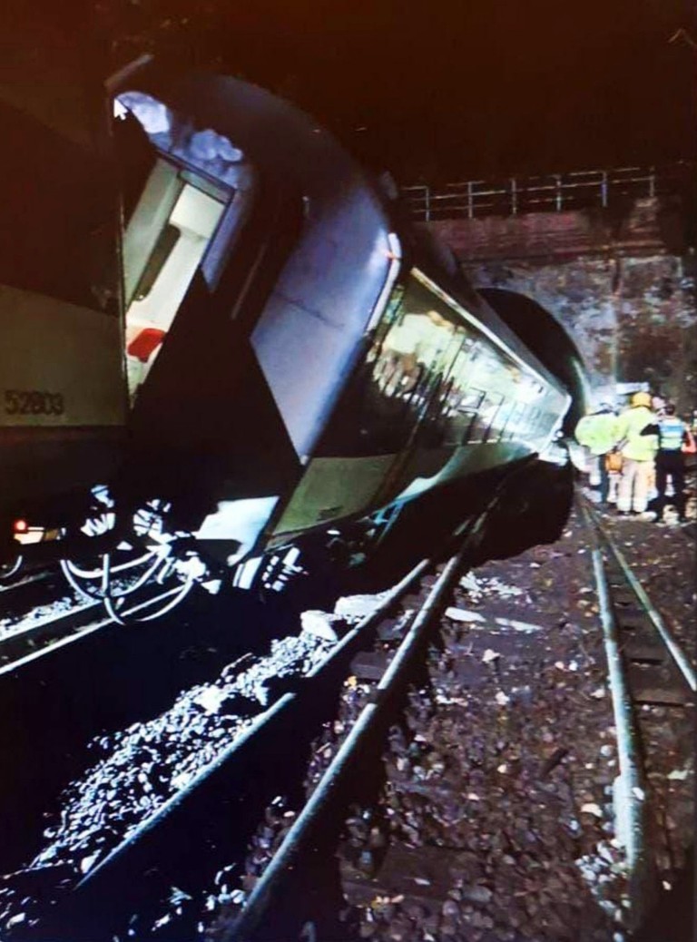 Súlyos vonatbaleset történt Dél-Angliában egy alagútnál: eddig 17 sérült... 4