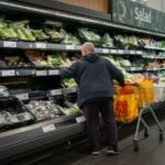 Óriási: nem kell maszkot viselni a boltokban Angliában, ha énekelsz