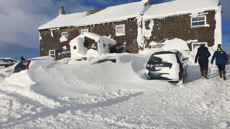 Leesett az első nagyobb hó Nagy-Britannia számos részén: volt, ahol egy kocsmát majdnem el is temetett (képek) 7