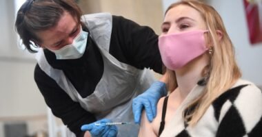 Mától nincs karanténkötelezettség Angliában: ezek változnak + lehet lesz Covid oltás minden évben