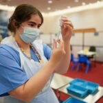 Megszavazták, kötelező lesz a Covid oltás az összes egészségügyi dolgozónak Angliában