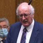 A parlamentben élő adásban sírta el magát az egyik képviselő a Boris Johnson körüli lockdown bulis botrány közepette