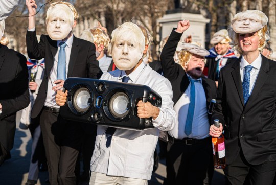 Vagy 100 Boris Johnsonnak öltözött fiatal csinált viccet a miniszterelnökből, a rezidenciája előtt, amit videóra is vettek 4