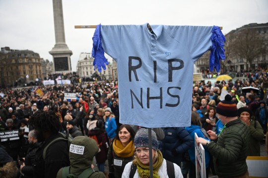 Egyre keményebben tiltakoznak és tüntetnek az egészségügyi dolgozók Angliában a kötelező oltások bevezetése miatt 5