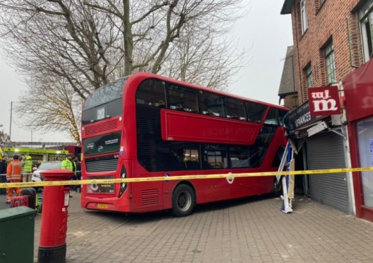 Súlyos buszbaleset Londonban: 5-en, köztük 3 gyerek kórházban 4