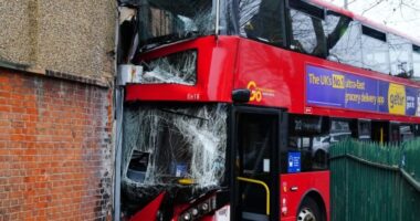 Súlyos buszbaleset Londonban: 5-en, köztük 3 gyerek kórházban