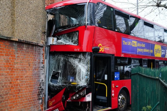 Súlyos buszbaleset Londonban: 5-en, köztük 3 gyerek kórházban 1