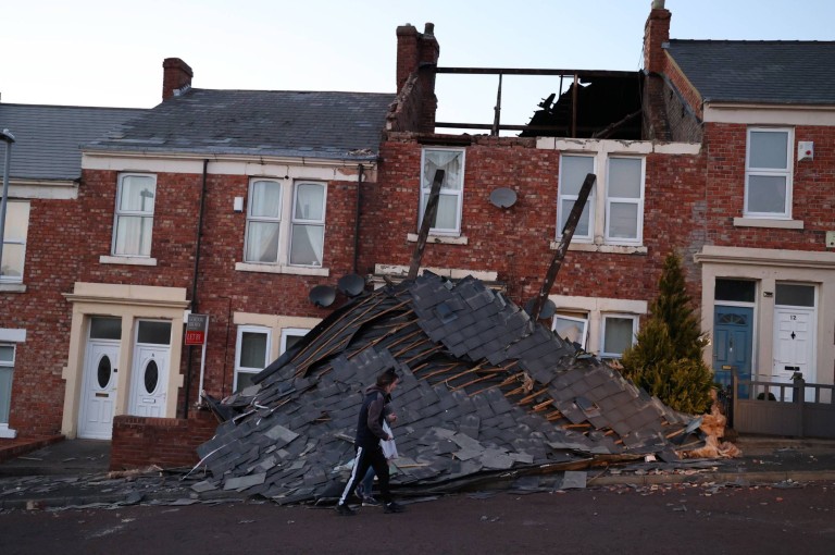 Már 2 halálos áldozata is van a Malik viharnak Nagy-Britanniában: tetőket tépett le, fákat csavart ki a brutális erejű szél 4